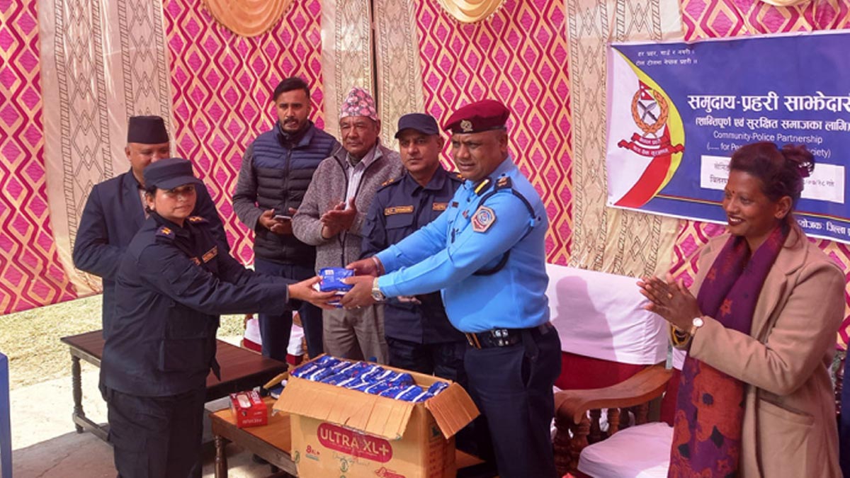 निर्वाचनमा खटिने महिला सुरक्षाकर्मीलाई स्यानीटरी प्याड वितरण 