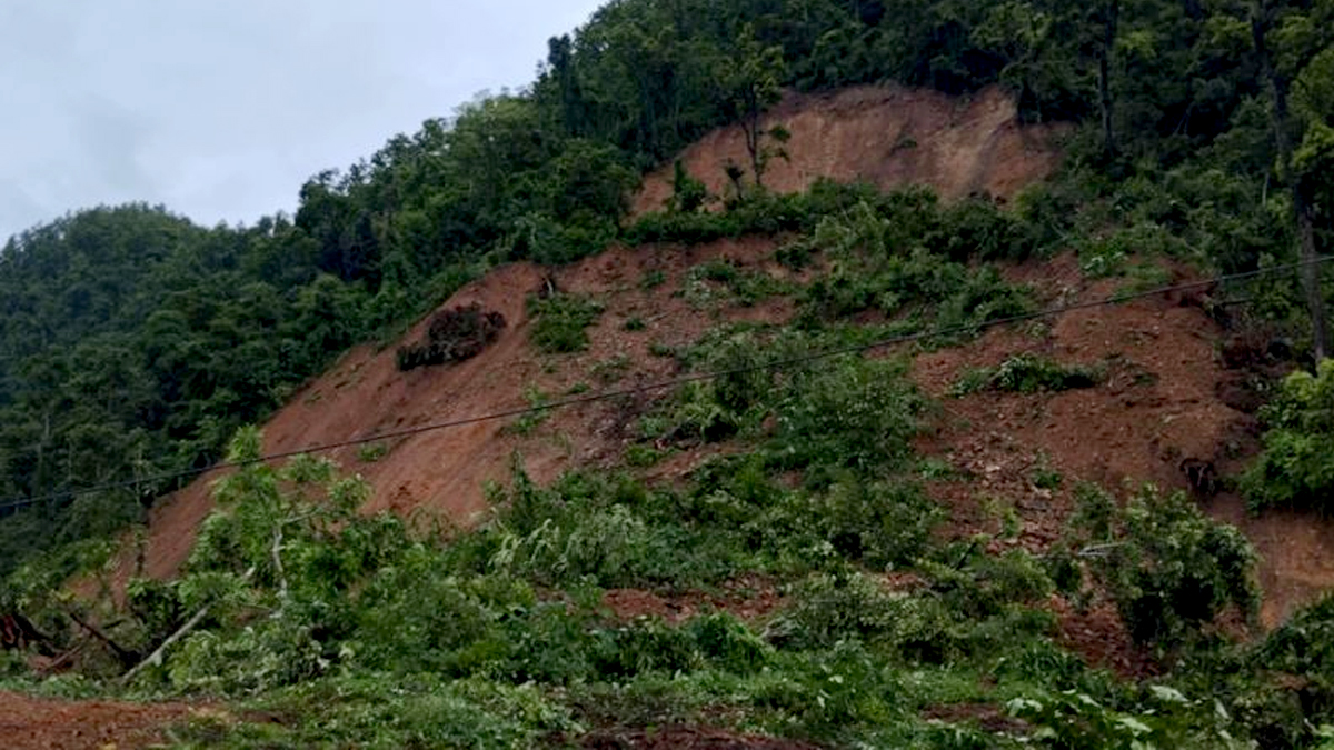 घाँसीकुवामा भीषण पहिरो, पृथ्वी राजमाग अवरुद्ध