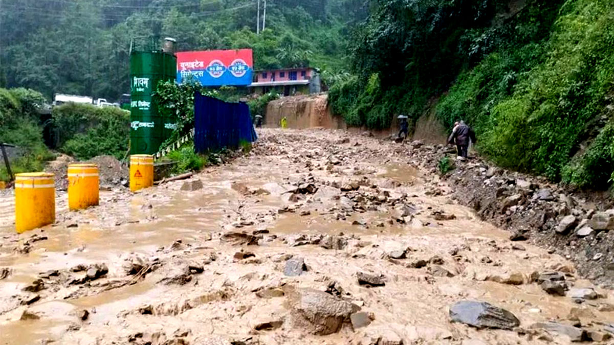 नौबिसेमा पहिरो खस्दा सडक अवरुद्ध