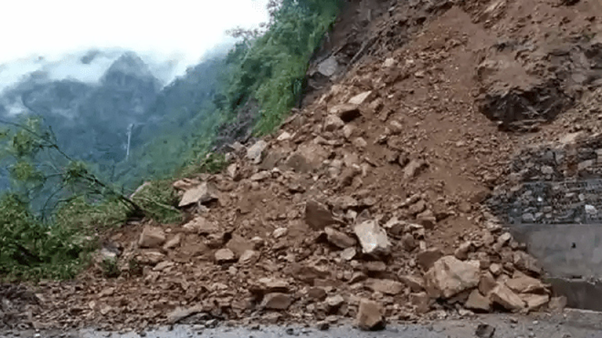 मादीका पहिरो विस्थापित परिवारलाई राहत प्रदान