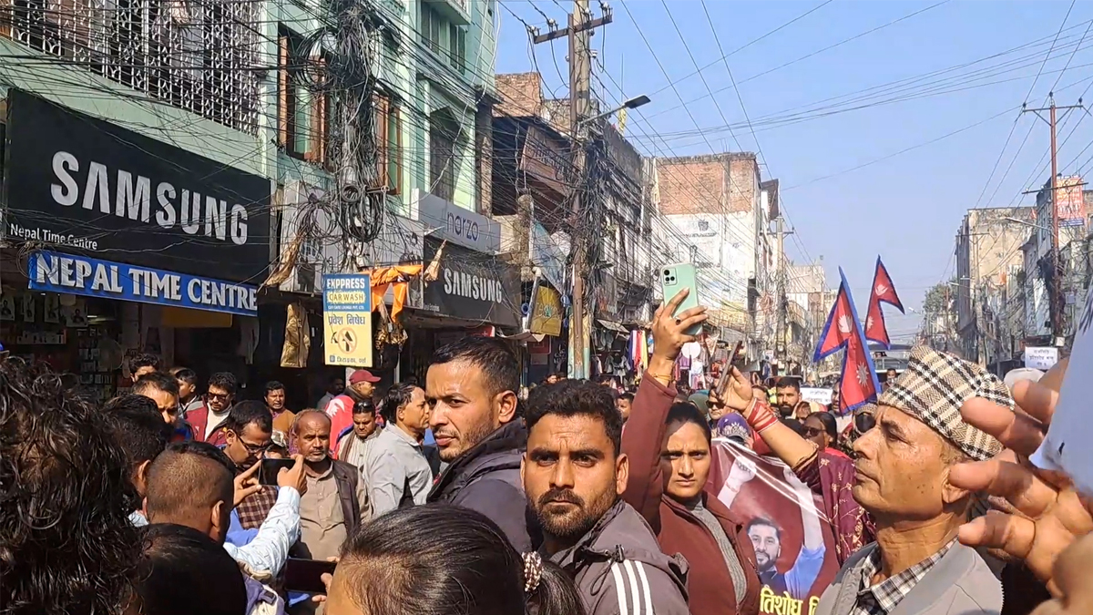 पर्सा सरकारी वकील कार्यालयभित्र लामिछानेको बयान, बाहिर प्रदर्शन  