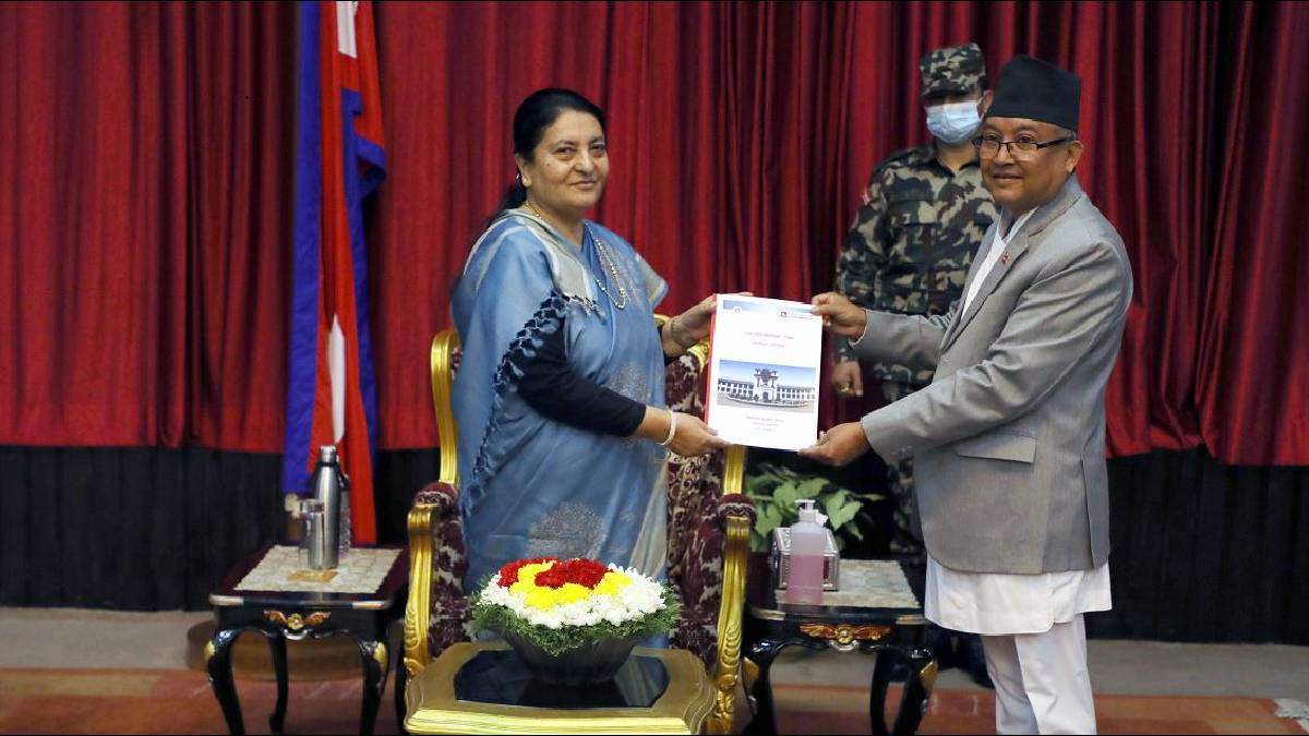 राष्ट्रपति भण्डारी समक्ष रामचन्द्र पौडेल राष्ट्रपति निर्वाचित भएको प्रतिवेदन पेश