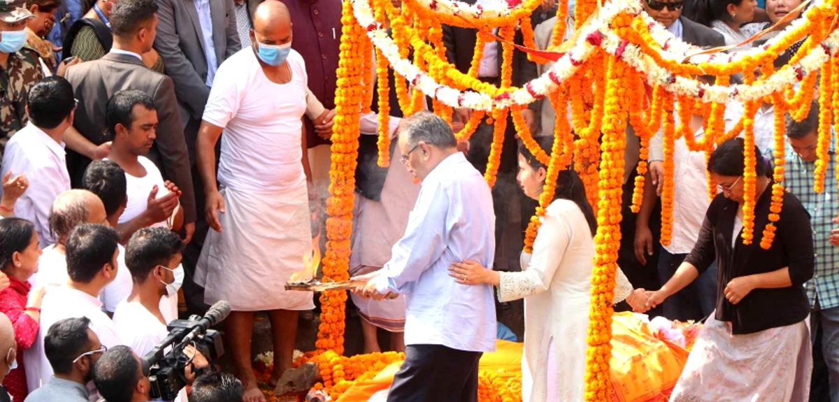 सीता दाहालको पशुपति आर्यघाटमा अन्त्येष्टि, प्रचण्ड र दुई छोरीले दिए दागबत्ती