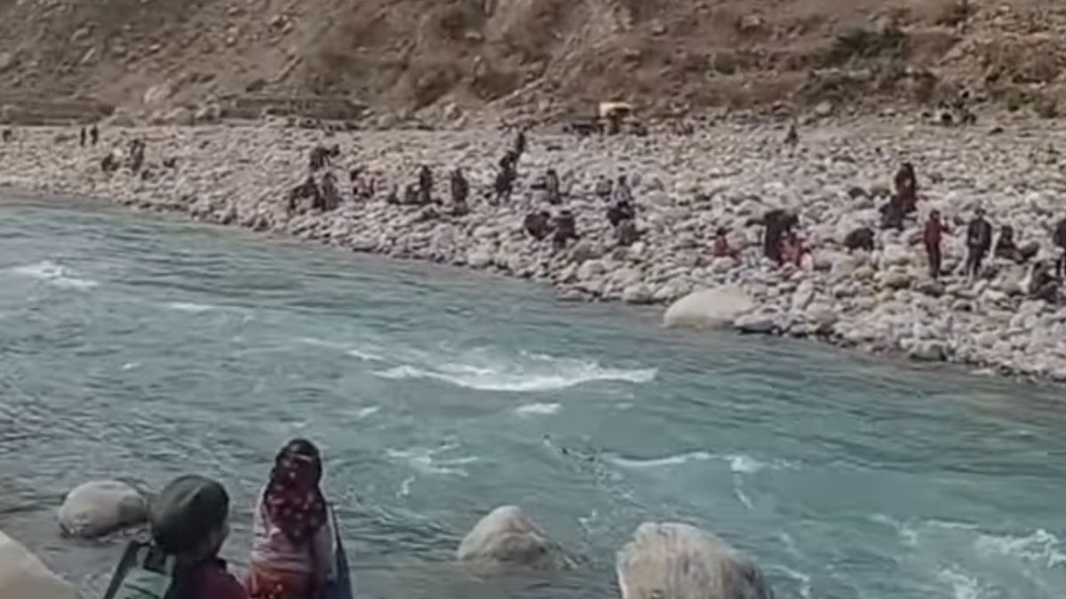 किलोको ३ हजारसम्ममा बिक्री हुन थालेपछि सिर्दिबासको बगरमा पतेरा टिप्नेको भीड