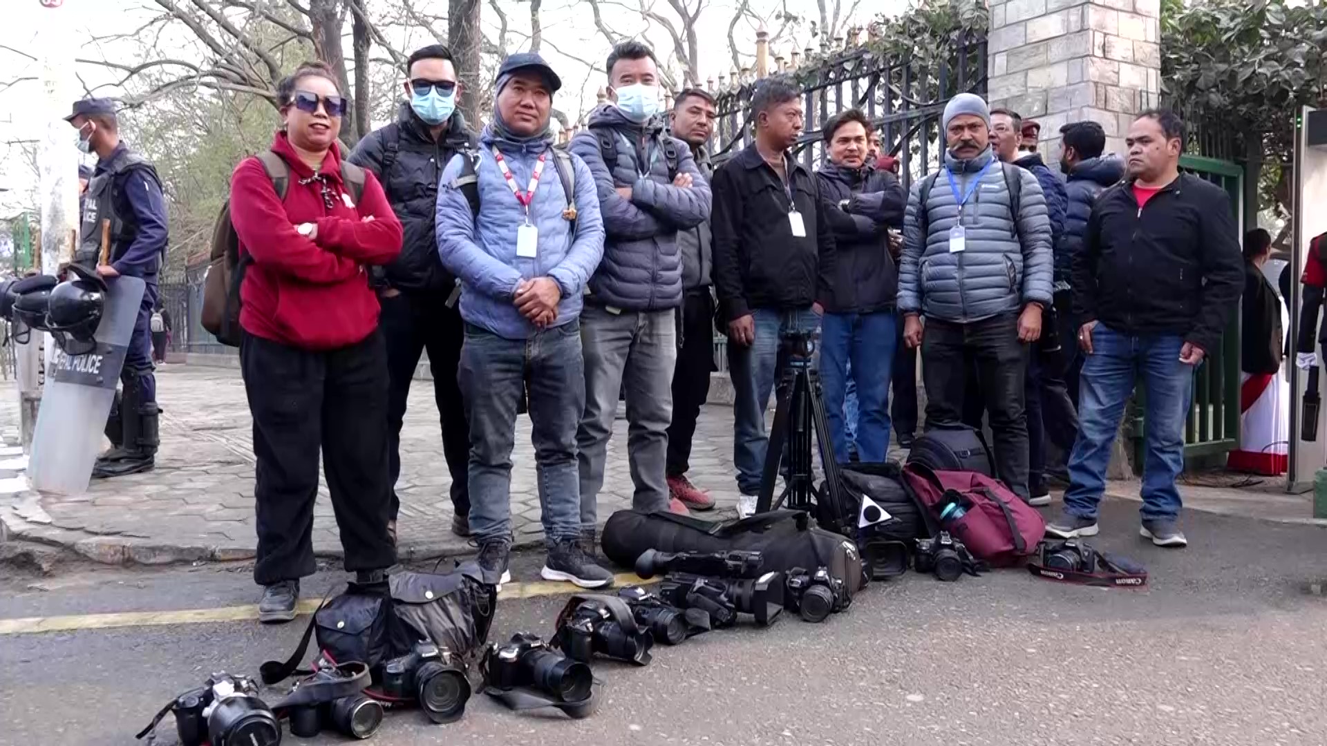 प्रजातन्त्र दिवसको कार्यक्रममा प्रवेश नदिएपछि पत्रकारहरुले गरे क्यामेरा डाउन