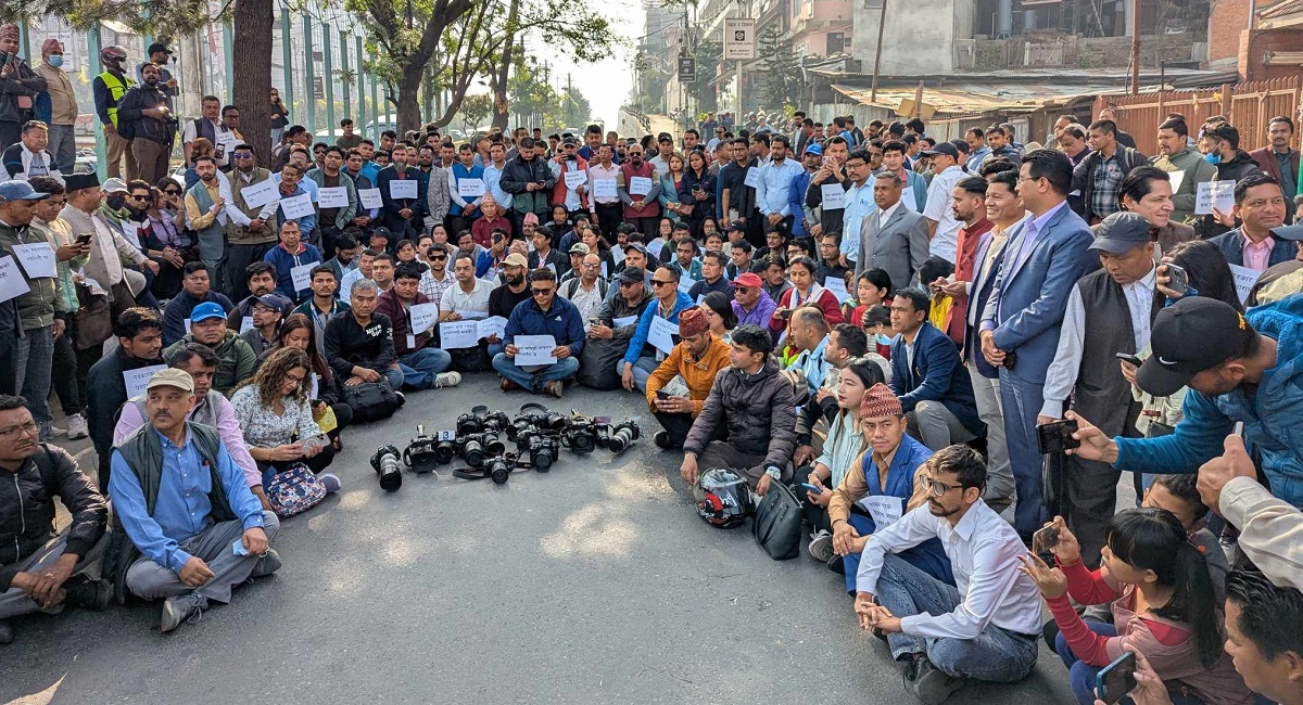 पत्रकारका‘हत्यारा’लाई कारबाहीको माग गर्दै पत्रकारहरु सडकमा 