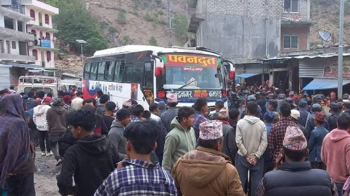 बझाङमा बसको ठक्करबाट बालकको मृत्यु, घटनास्थल तनावग्रस्त