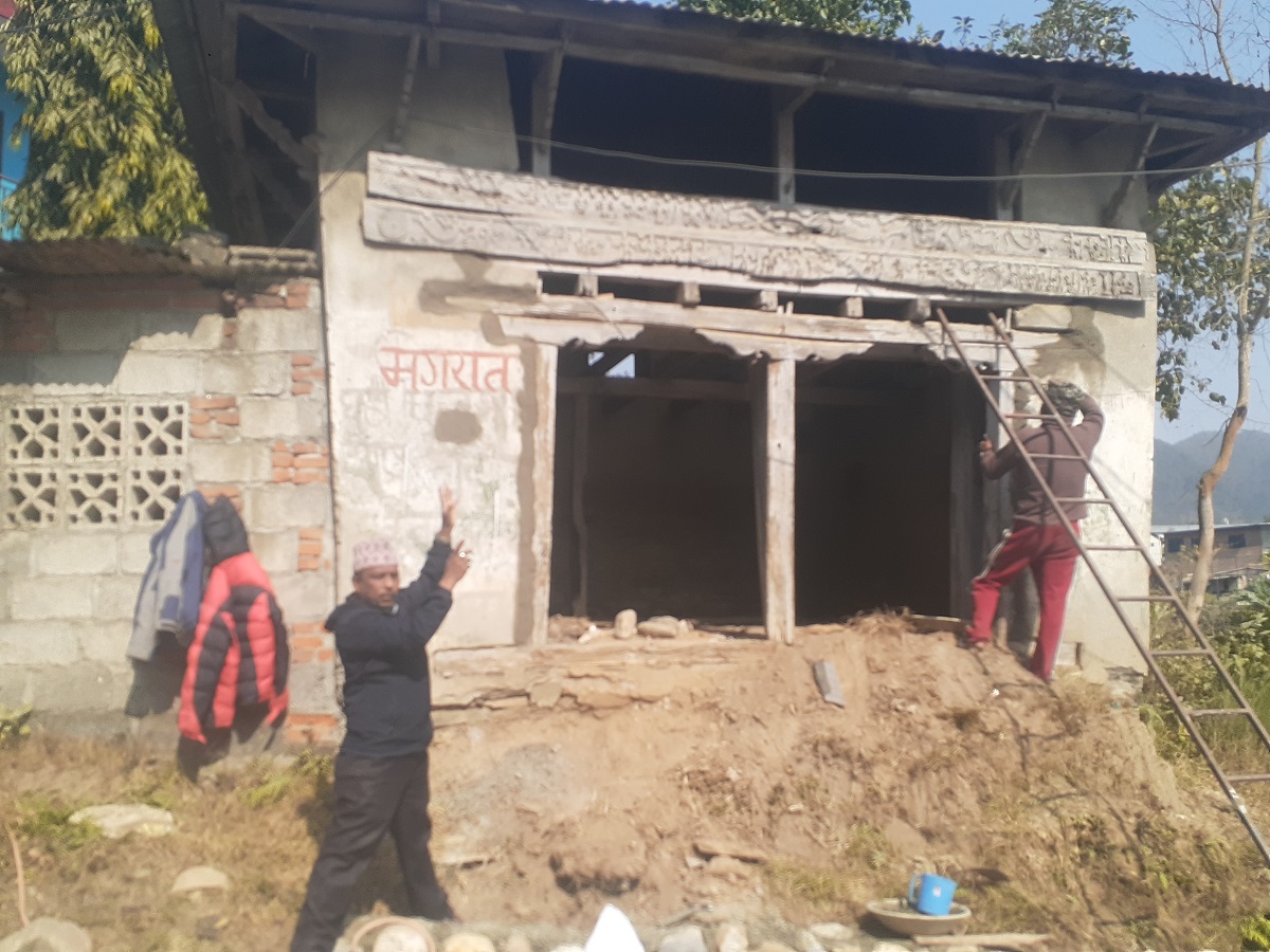 व्यक्तिगत लगानीमा जीर्ण पाटीको संरक्षण गर्दै ‘तनहुँका घले’