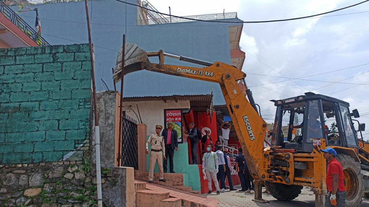 पृथ्वी राजमार्गको अतिक्रमित संरचना हटाउँदै पोखरा महानगर