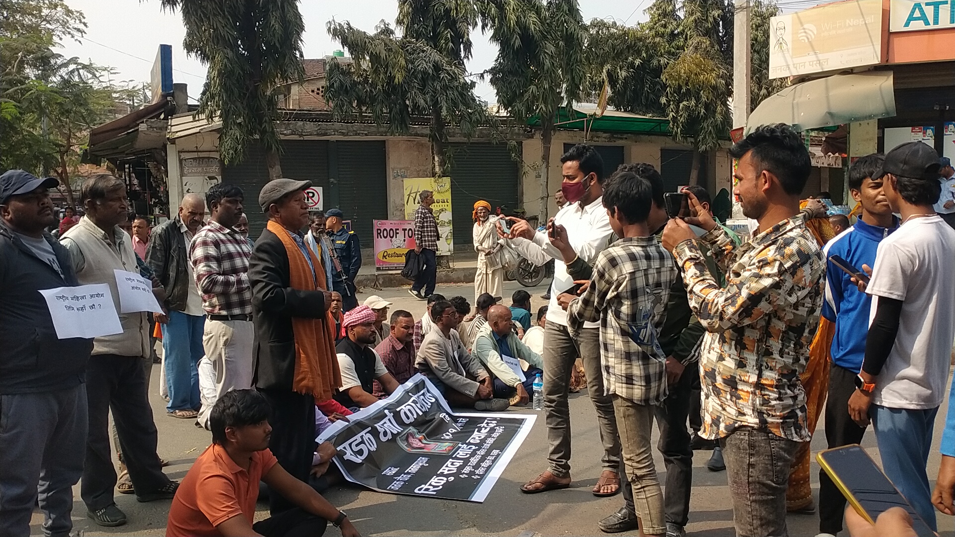 रिंकु सदालाई ‘न्याय देउ’ भन्दै जनकपुरमा धर्ना [तस्बिरहरू]