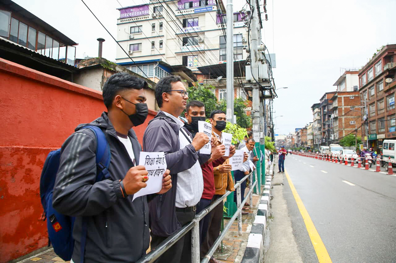 शैक्षिक परामर्श व्यवसायी सडकमा [तस्विरहरू]