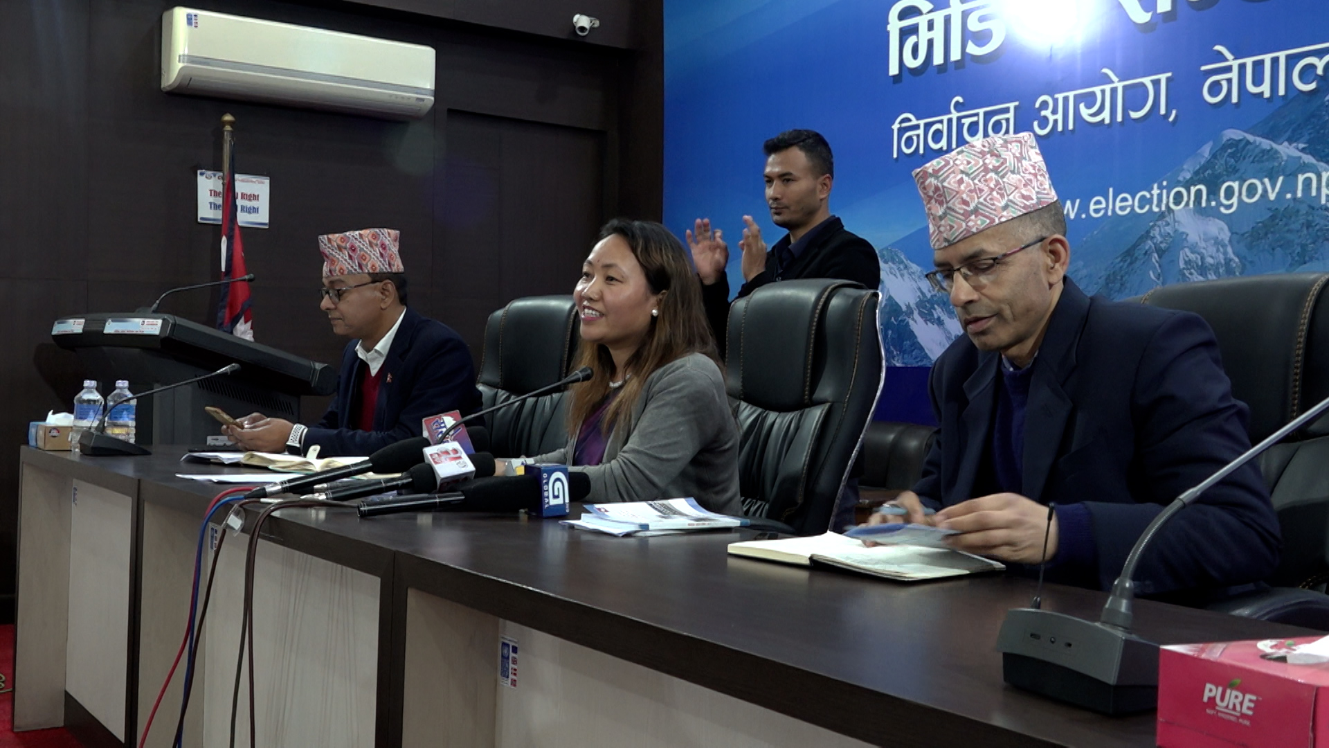 ४१ वटा दलद्वारा आयोगमा घोषणा पत्र पेस, बैंक खाता खोल्नेक्रम जारी