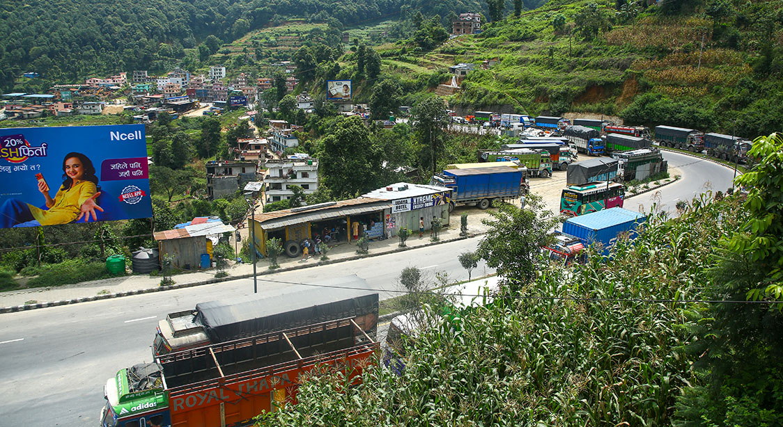पृथ्वी राजमार्गमा यातायात ठप्प, सड्कमा थुप्रिएको लेदो हटाउने काम जारी