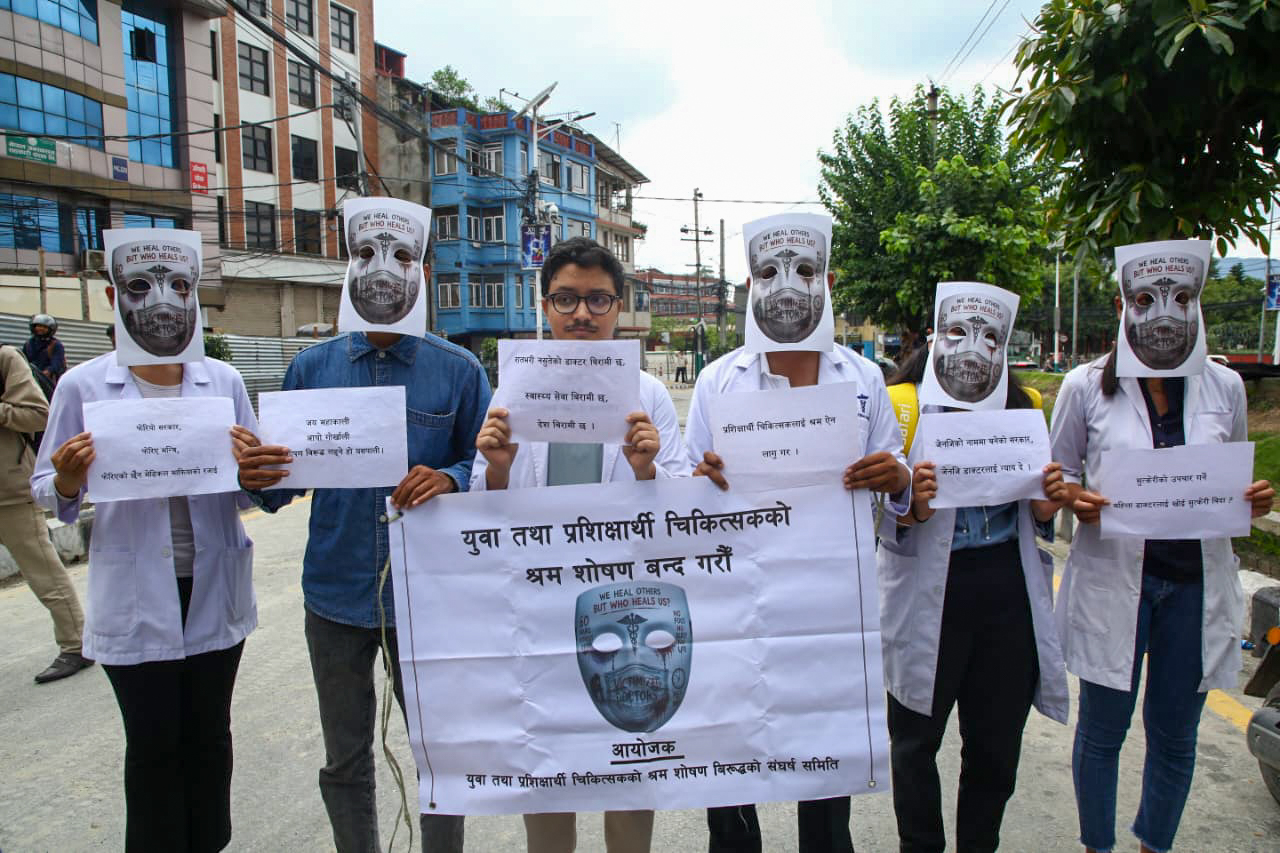 श्रम शोषणविरुद्ध डाक्टरहरु सडकमा [तस्बिरहरू]