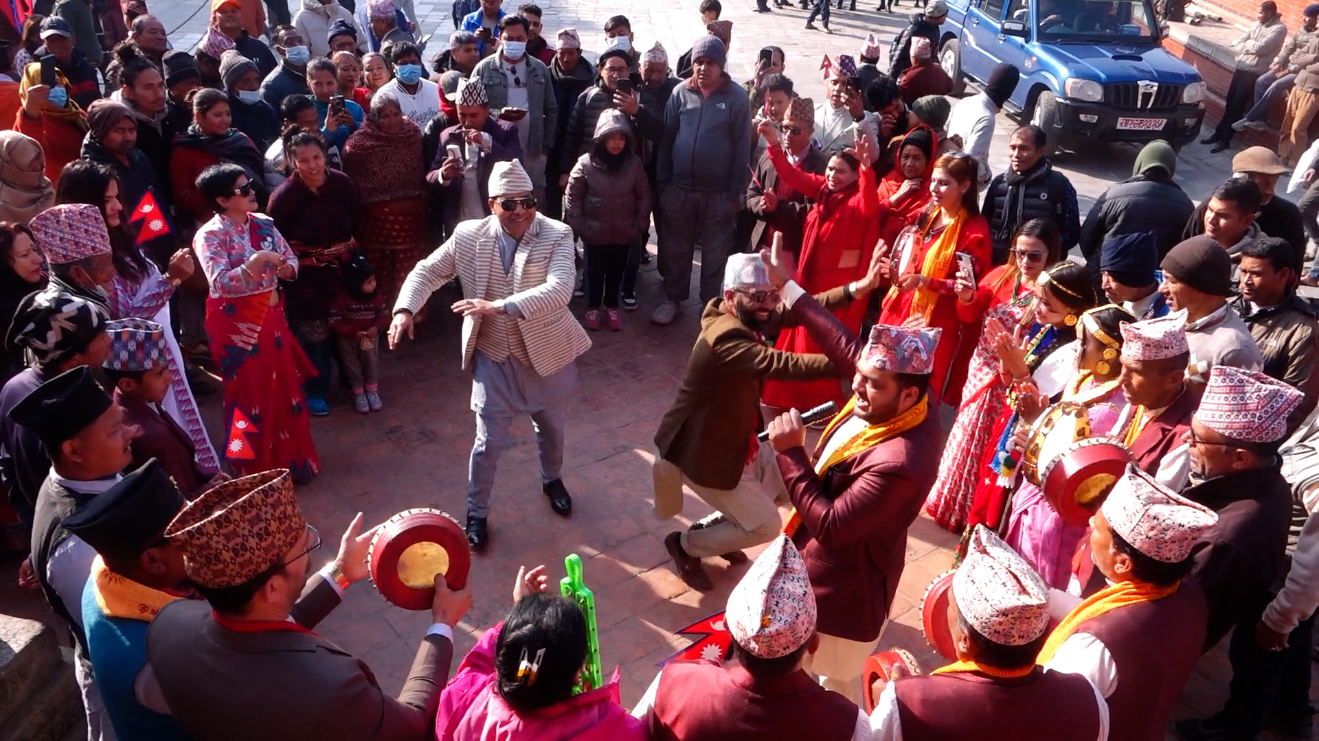 अंग्रेजी नयाँ बर्षसँगै देशभर राष्ट्रिय पोसाक र टोपी दिवसको रौनक  