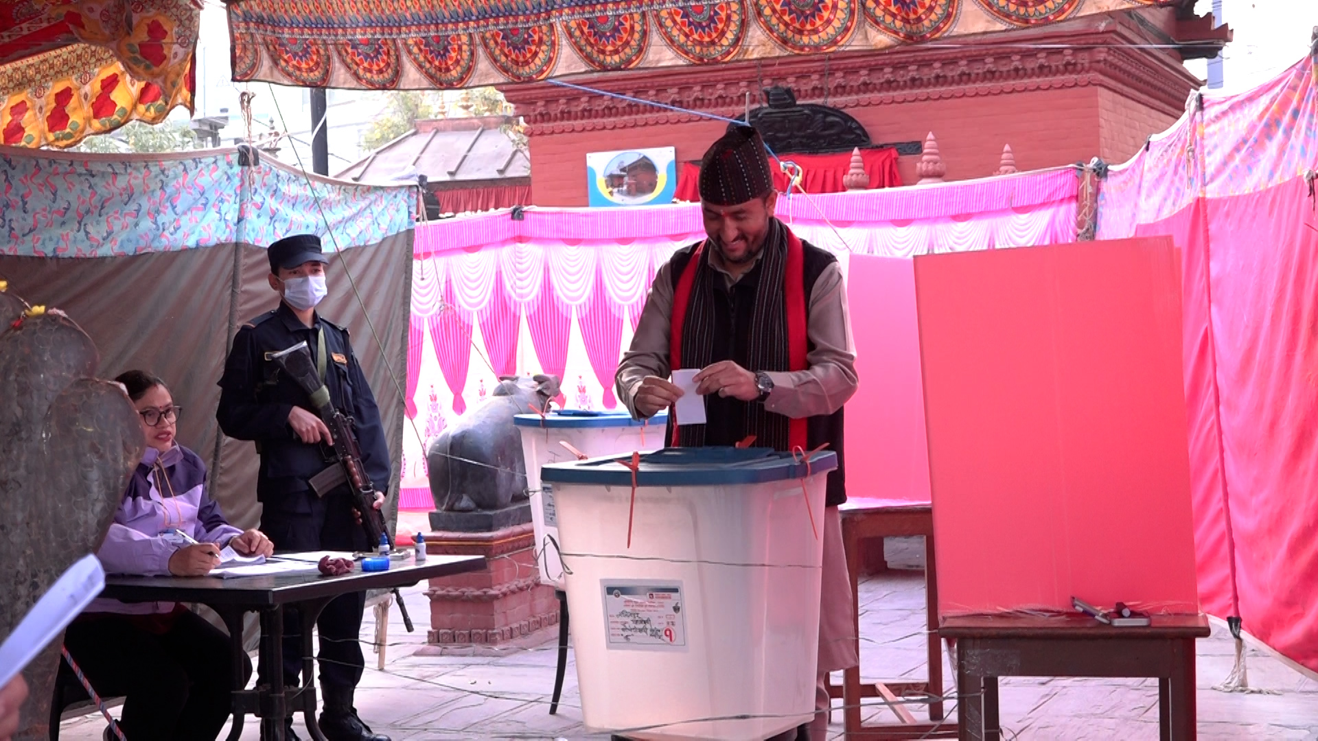 ललितपुर–२ मा जगदीश खरेलले गरे मतदान