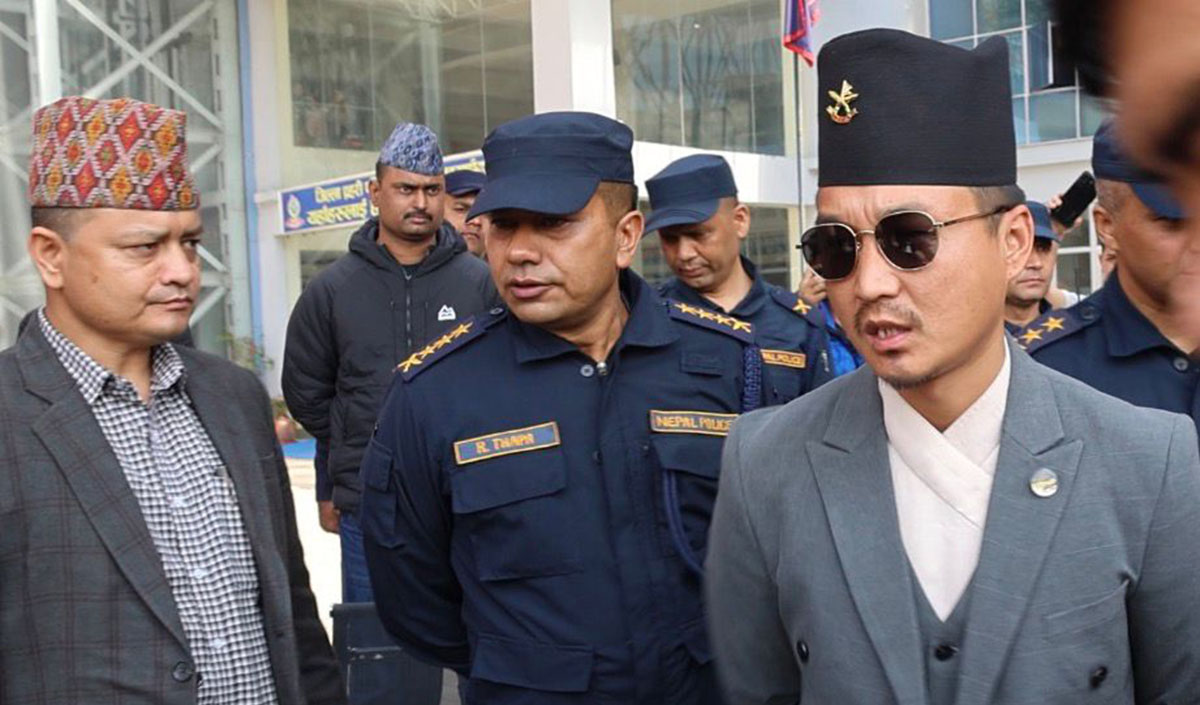 प्रहरी परिसर काठमाडौं पुगे गृहमन्त्री गुरुङ