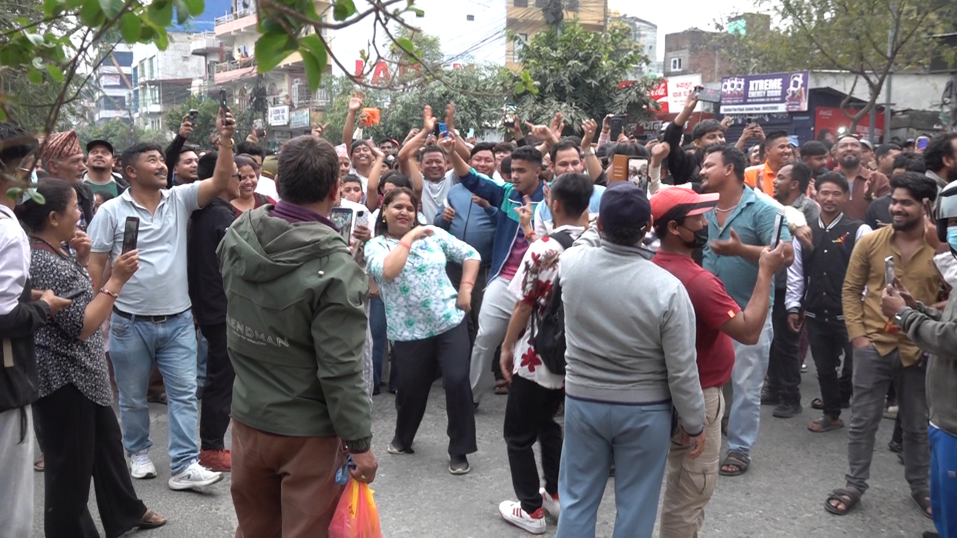 मकवानपुरका दुवै निर्वाचन क्षेत्रमा रास्वपाको अग्रता, मतगणनास्थल बाहिर समर्थकहरूको भीड