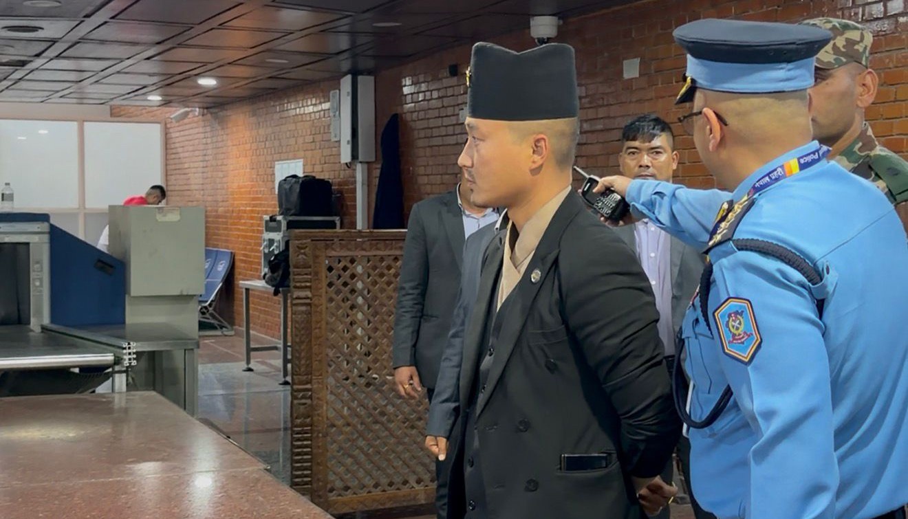 त्रिभुवन विमानस्थलमा अनुगमनमा गृहमन्त्री गुरुङ