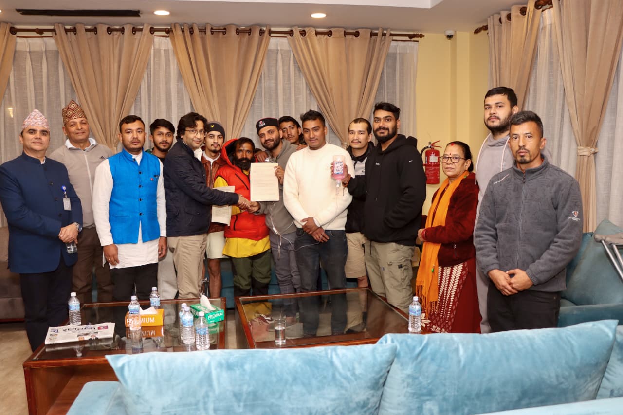 ६ बुँदे सहमतिपछि डा. निकोलस भुसाल र हरिश विष्टले ताेडे अनशन