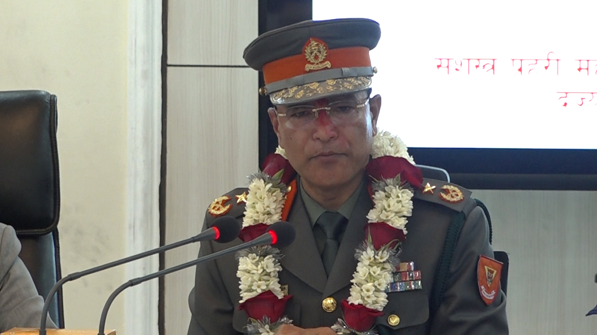 दर्ज्यानी चिन्ह ग्रहण गर्दै महानिरीक्षक पौडेलले भने- नागरिक सुरक्षाप्रति मेरो निष्ठा सँधै अटल रहनेछ