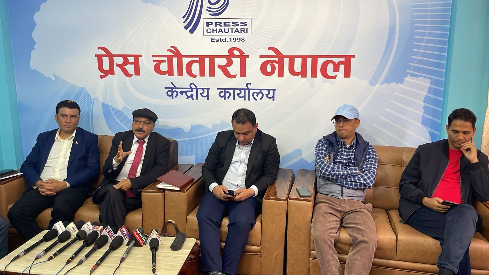 ओली पक्राउ प्रकरणमा कानुनविद्ले भने : कानुनी प्रक्रिया मिचेर कारबाही गर्न मिल्दैन