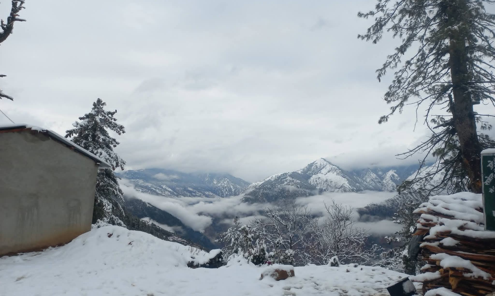 हिमपातले मगुमा सडक तथा हवाई सेवा बन्द