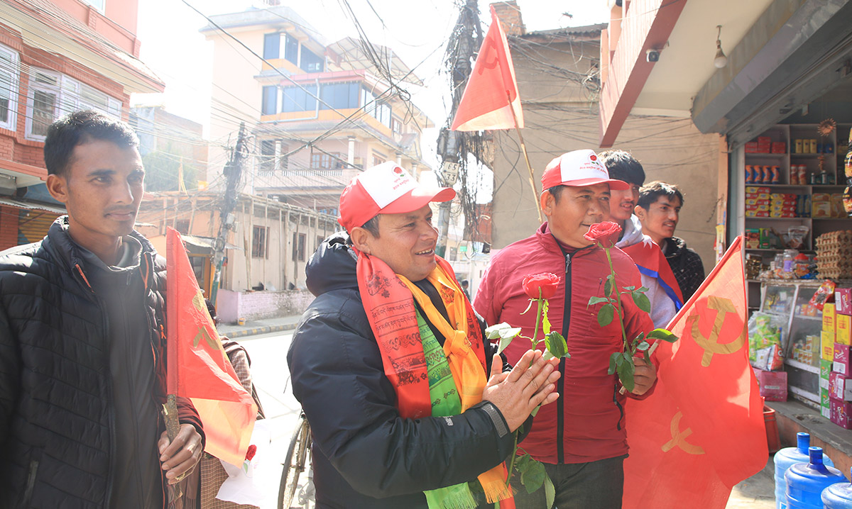 ‘गुलाब’ बोकेर घरदैलोमा धनराज शाही