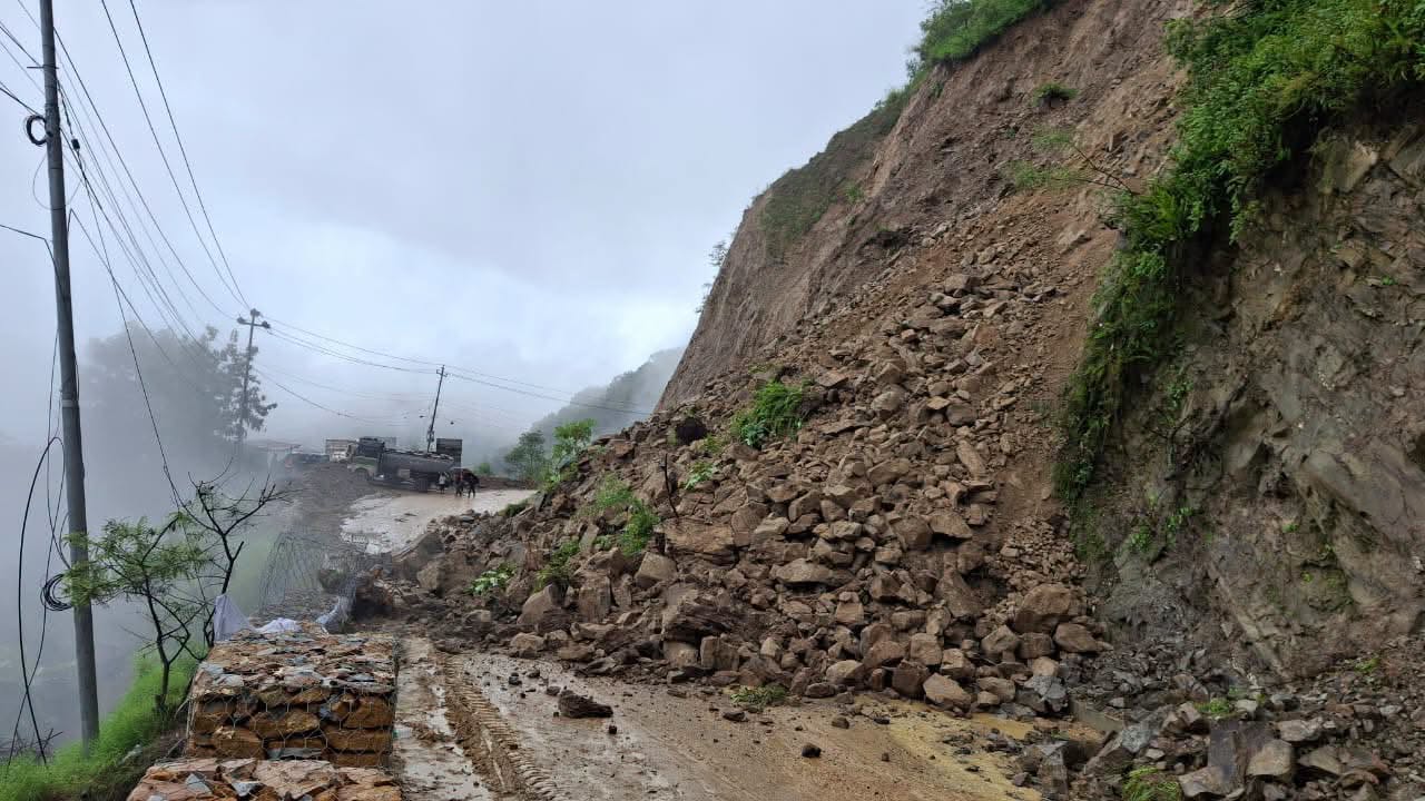 अरनिको राजमार्ग पनि पूर्ण रुपमा अवरुद्ध
