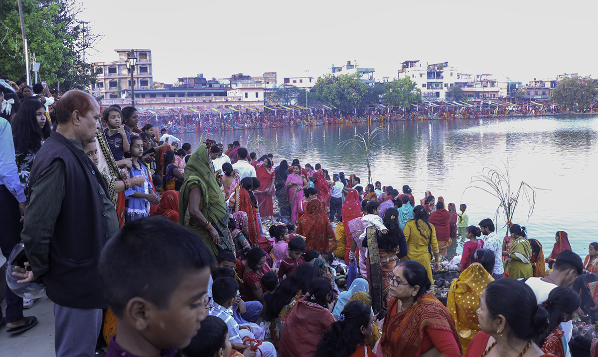 धनुषामा अस्ताउँदै गरेको सूर्यलाई दिइयो अर्घ [तस्बिरहरू]