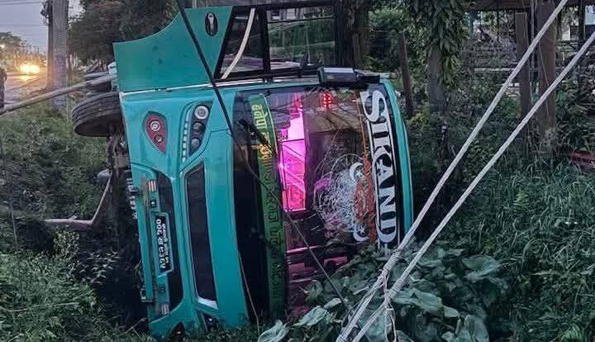काठमाडौंबाट बीरगन्जका लागि छुटेको बस दुर्घटना, यात्रुहरू सामान्य घाइते