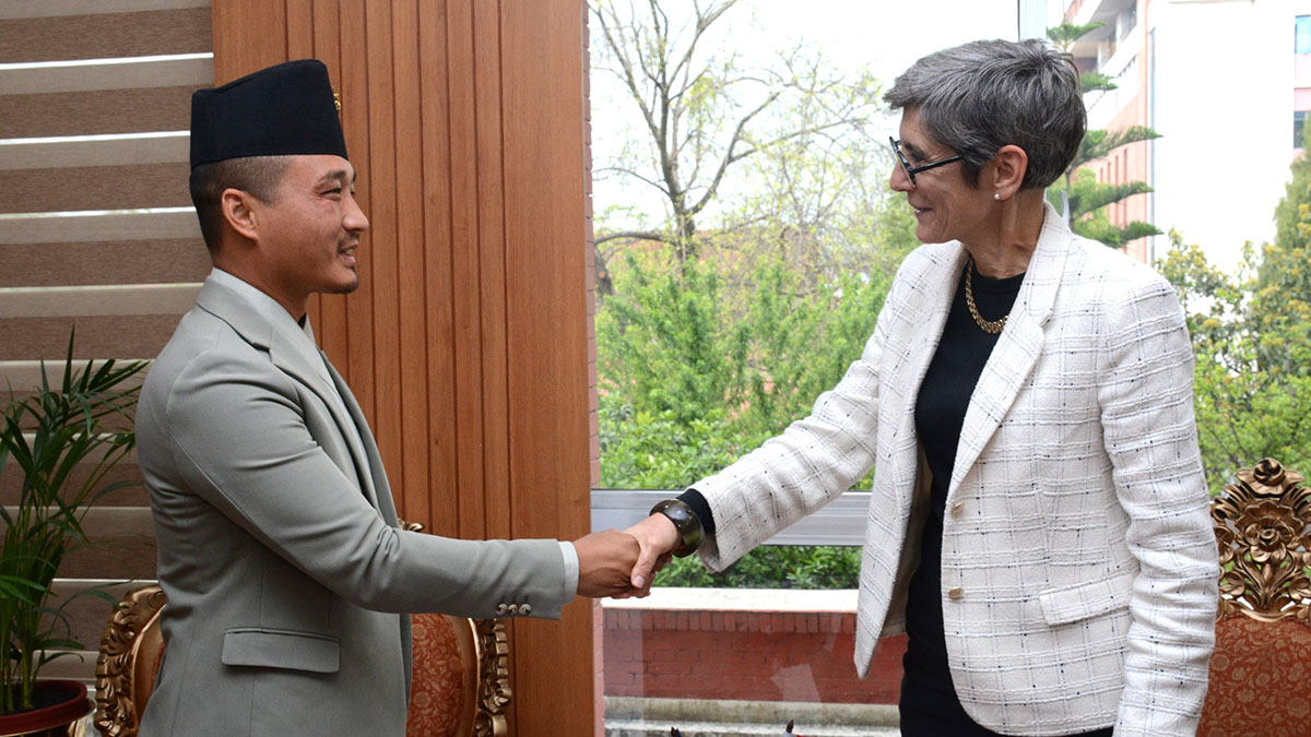 गृहमन्त्री गुरुङ र स्वीस राजदूत डेनिएल मैवलीबीच शिष्टाचार भेटघाट