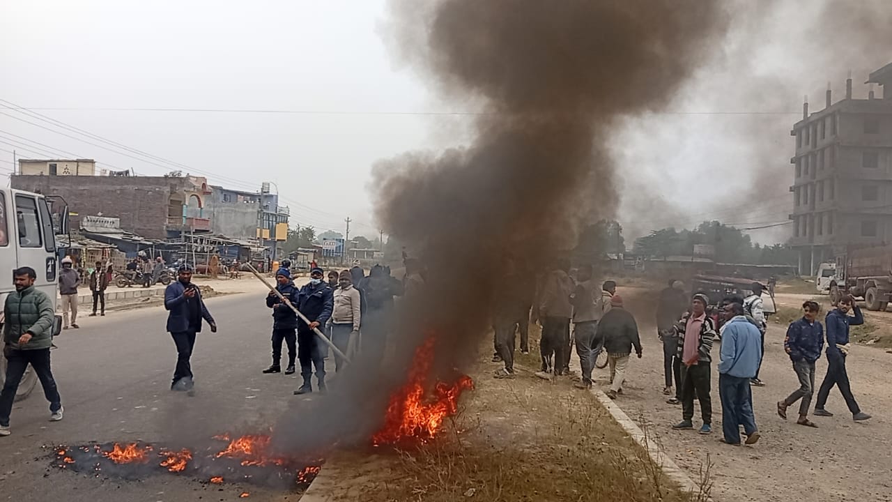 बंगलादेशमा हिन्दुको हत्याको विरोधमा सिरहा प्रदर्शन, पूर्व–पश्चिम राजमार्ग अवरुद्ध