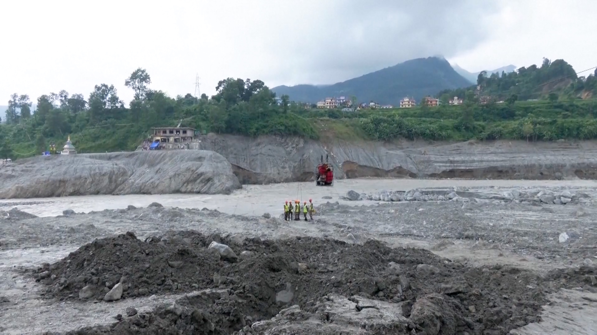 बाढीले पुलहरू बगाएपछि स्थानीयलाई जिपलाइनको साहरा