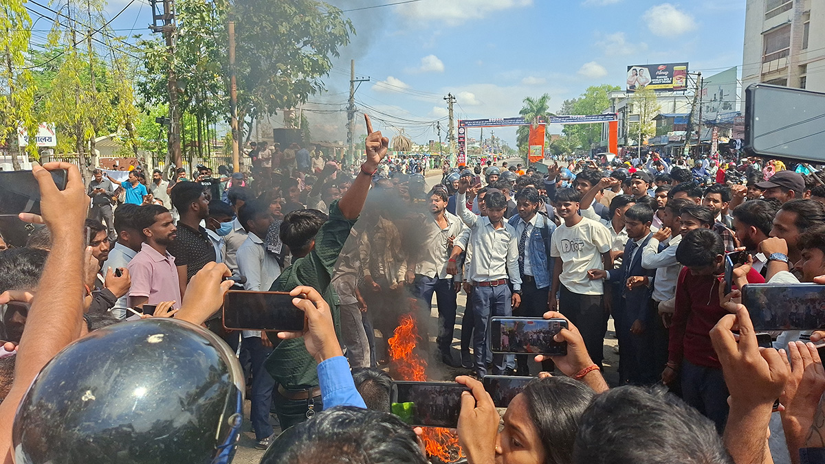 आन्तरिक विवादले परीक्षा रोकिएपछि विरगन्जको हरि खेतान क्याम्पस रणमैदानमा परिणत