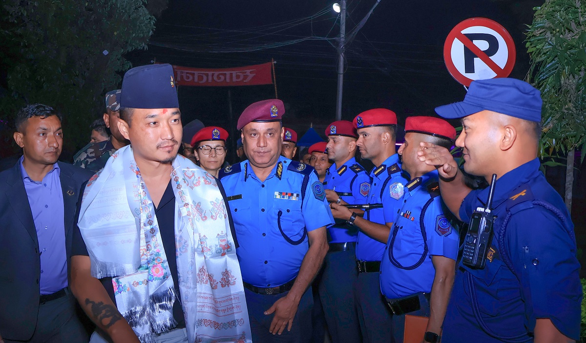 मध्यरातमा चितवन पुगे गृहमन्त्री गुरुङ