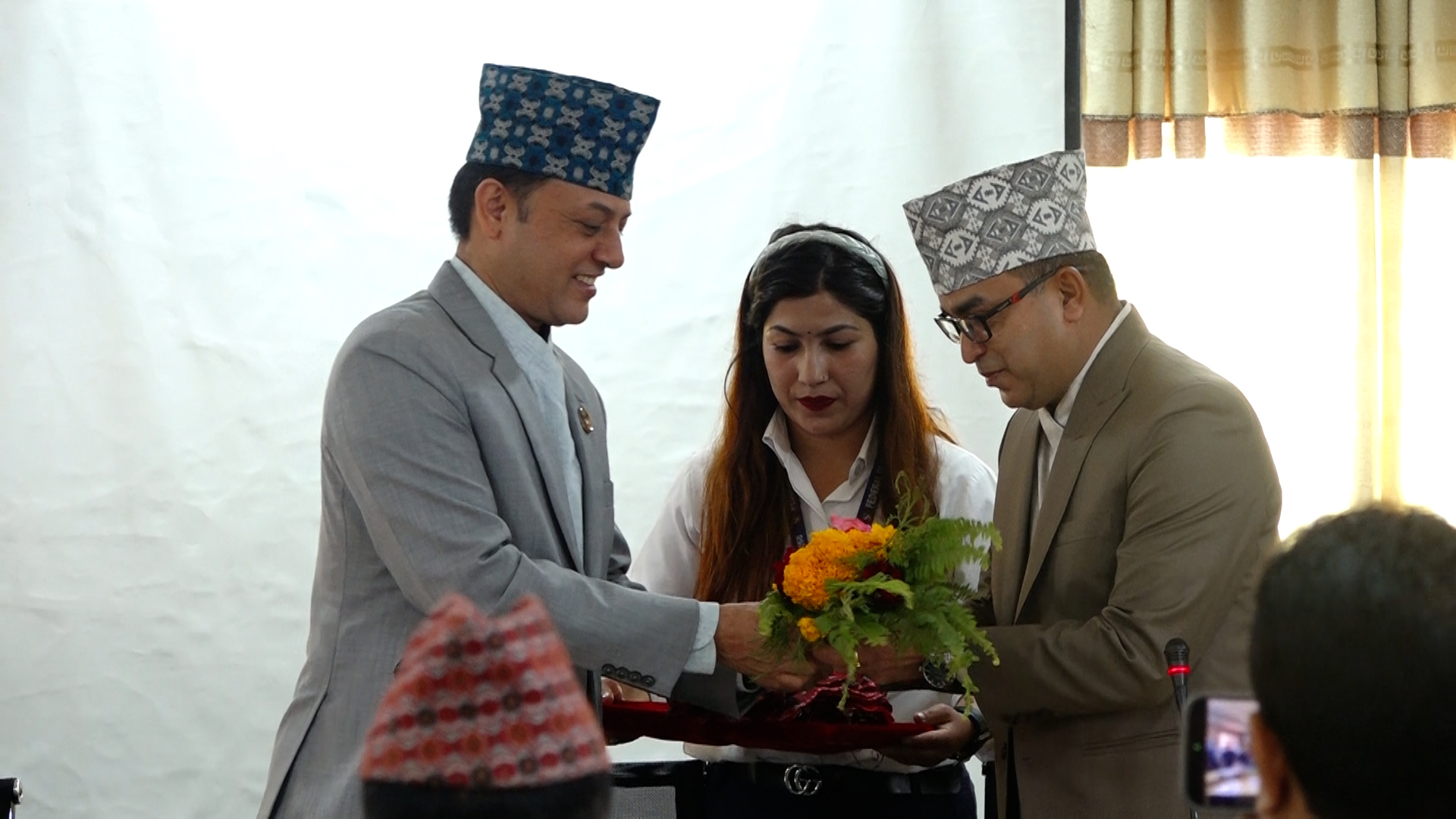 प्रतिनिधिसभा सचिव प्रकाश अधिकारीले लिए शपथ