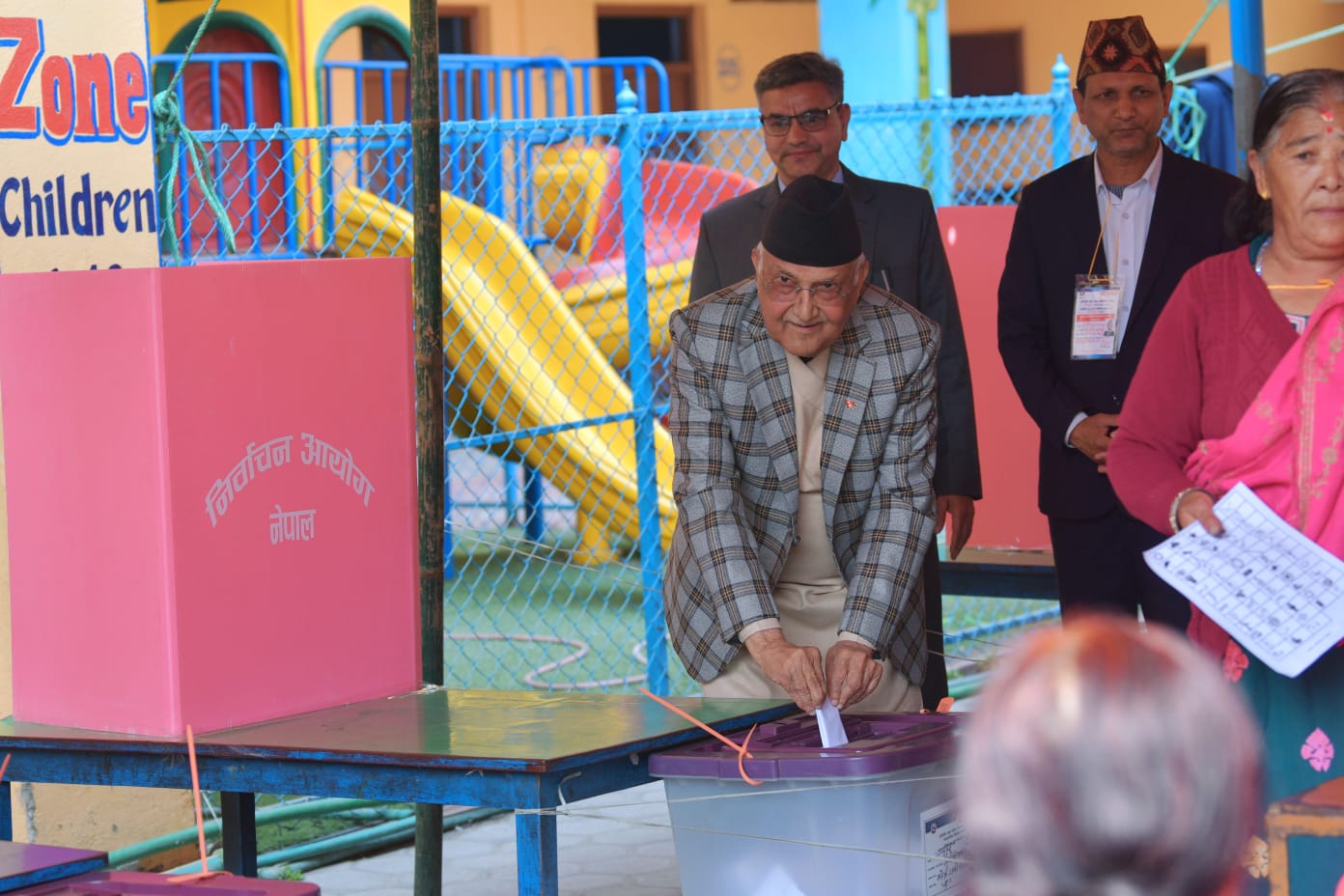 एमाले अध्यक्ष ओलीले बालकोटबाट गरे मतदान [तस्बिरहरू]