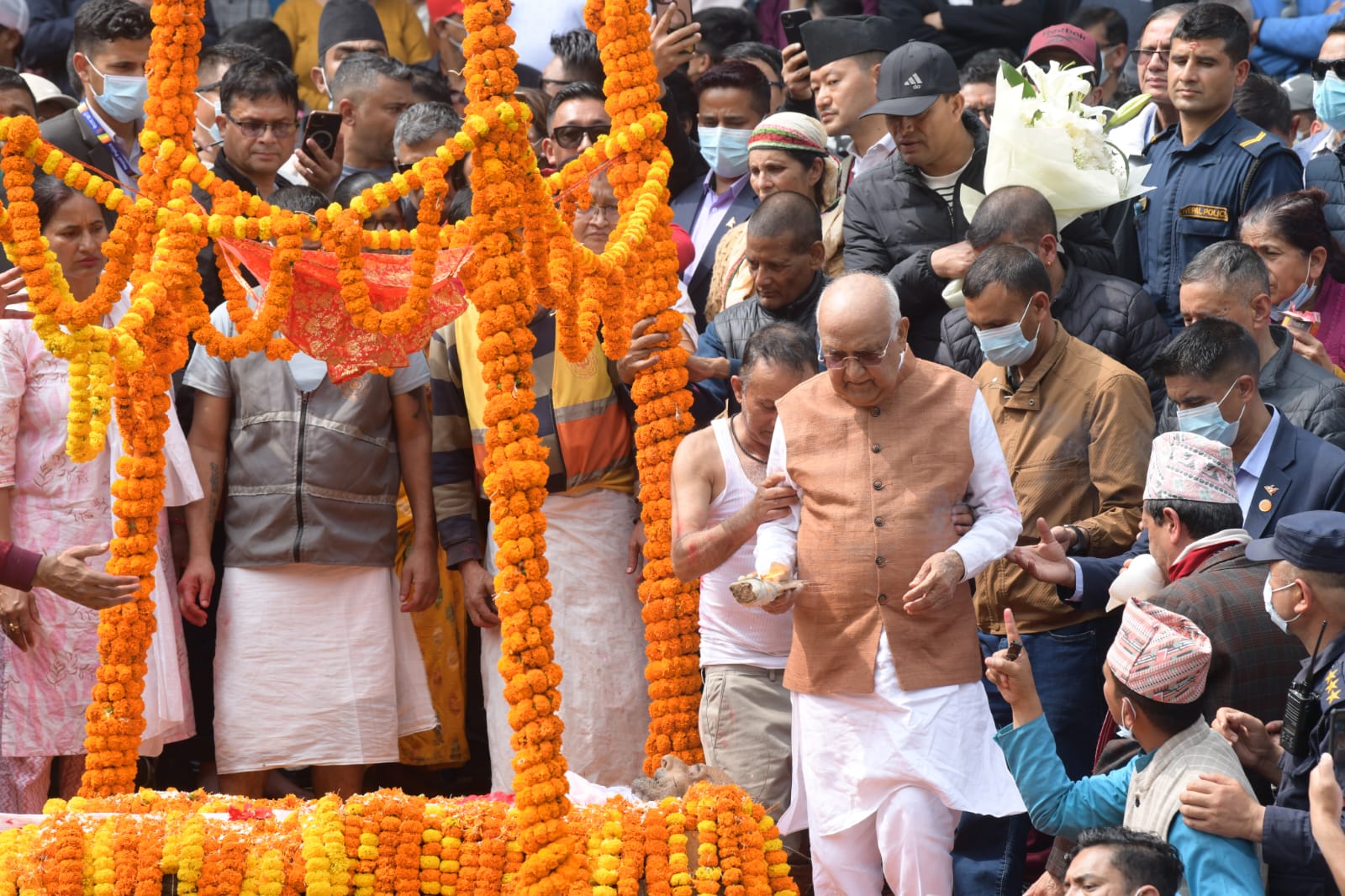 पशुपति आर्यघाटमा ओलीका पिता मोहनप्रसाद ओलीको गरियो अन्तेष्टि