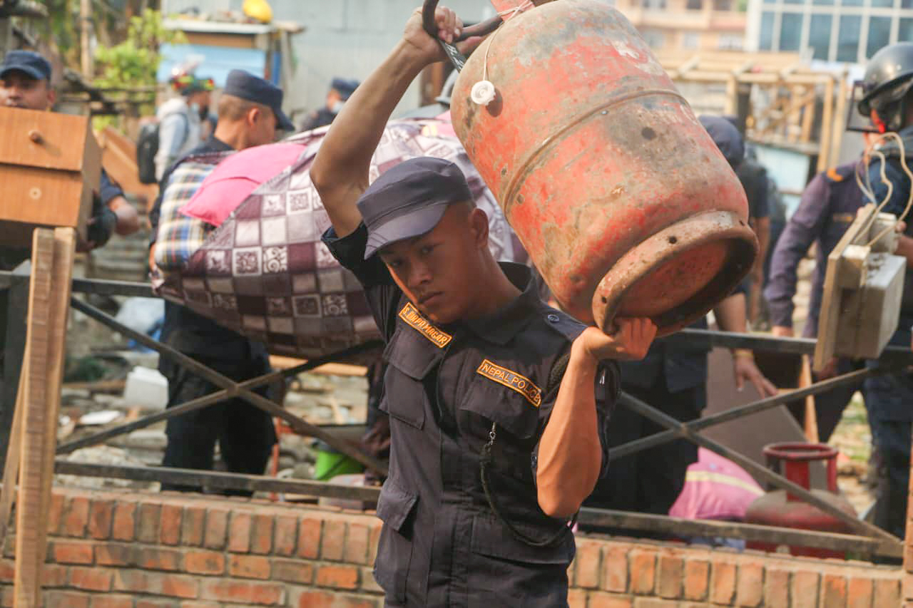 सुकुम्बासी बस्ती खाली गराउन सहयोग गर्दै नेपाल प्रहरी [फोटोफिचर]