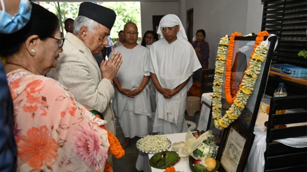 गोपालमान श्रेष्ठको निवास पुगेर राष्ट्रपति पौडेलले दिए श्रद्धाञ्जली