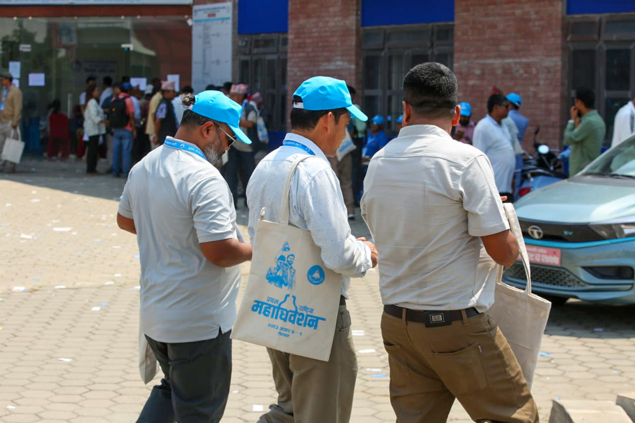 रास्वपा महाधिवेशन प्रतिनिधिले पाए सामग्रीसहितको झोला (तस्विरहरू)