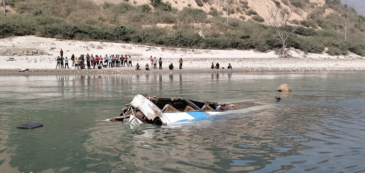 काठमाडौंबाट ओखलढुंगाका लागि छुटेको बस तामाकोशीमा खस्यो, नौं जनाको मृत्यु, १० जनाको उद्दार