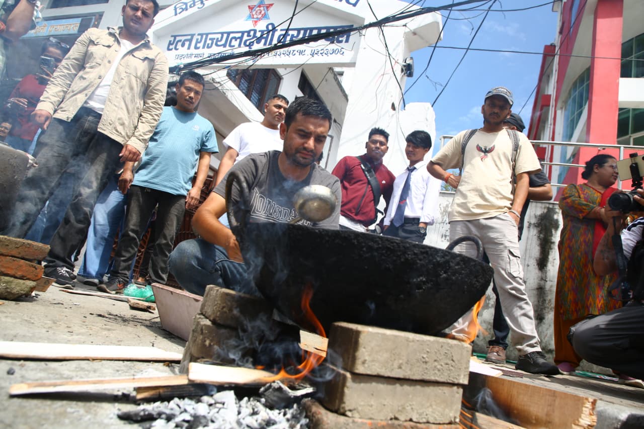 विद्यार्थीले सडकमै दाउरा बालेर खाना पकाएर खाए (तस्विरहरु)