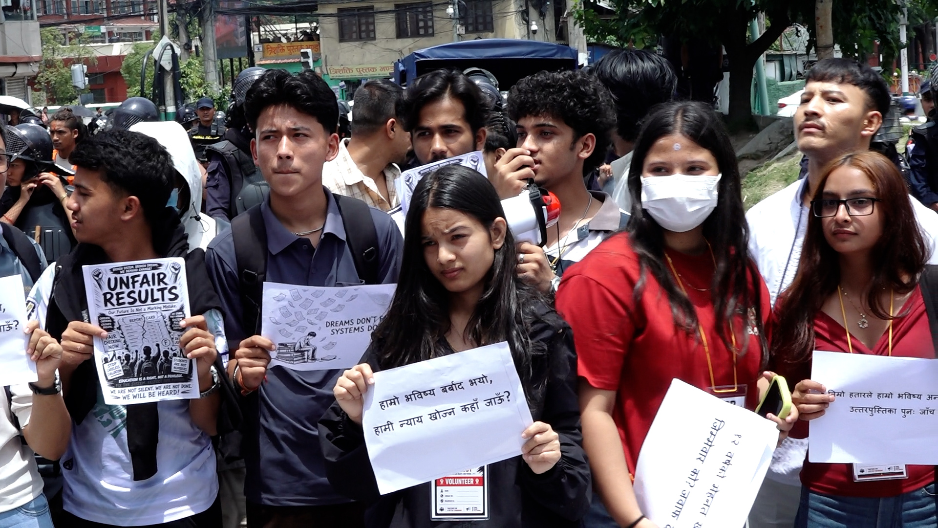 १२ कक्षाको नतिजाप्रति असन्तुष्टि जनाउँदै विद्यार्थीहरूको प्रदर्शन [तस्बिरहरू]