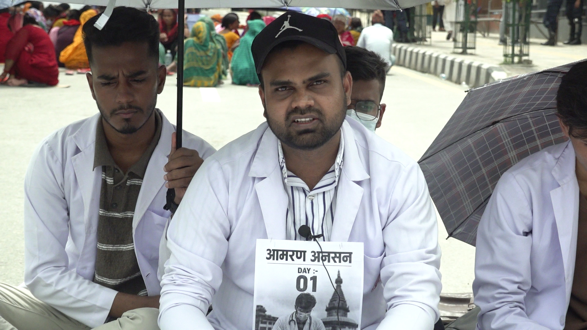 इन्टर्न चिकित्सकको स्टाइपेन्ड एकरूपताको माग गर्दै डिल्ली हरिजन आमरण अनसनमा
