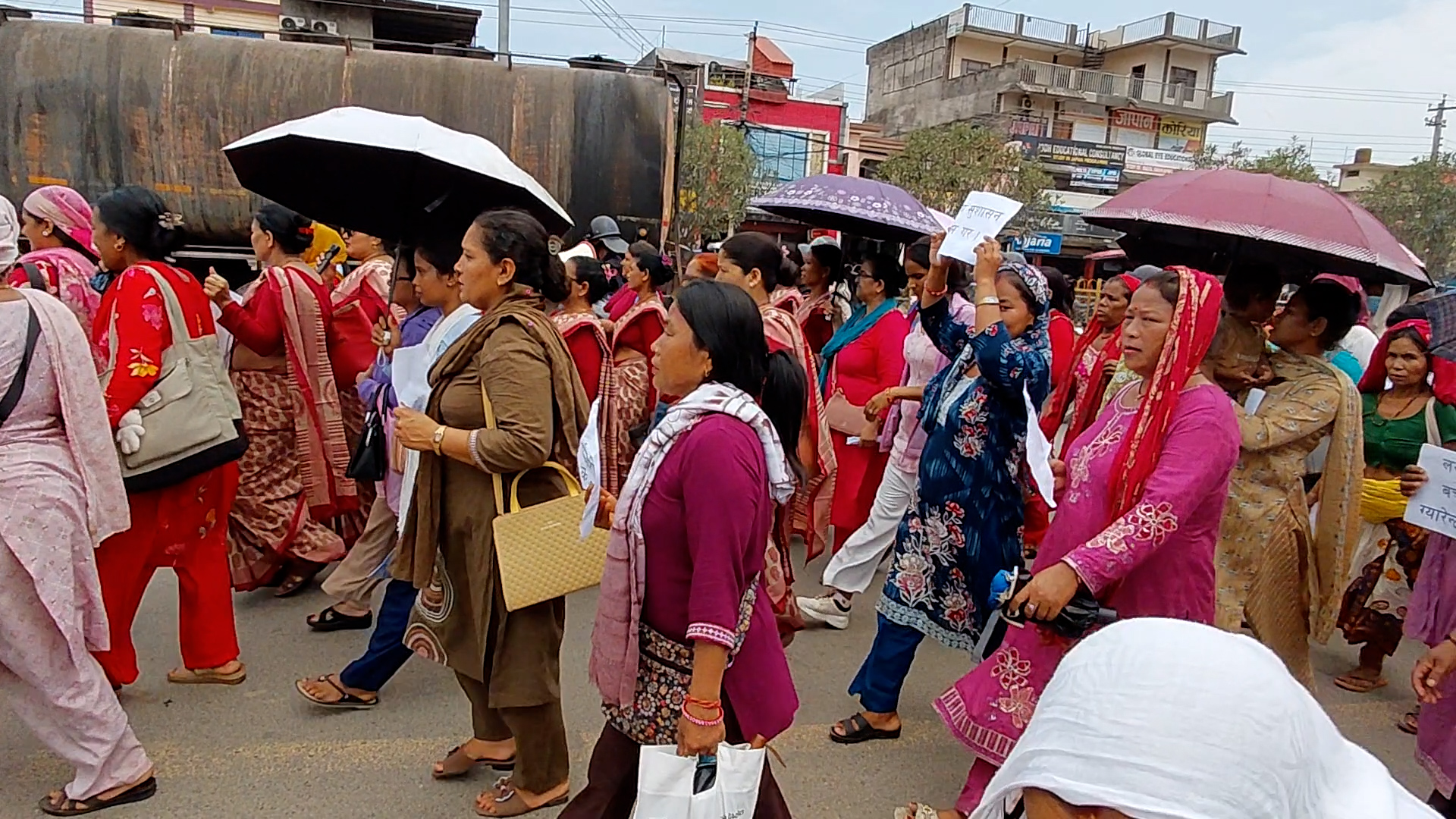 कर्णाली विकास बैंकका निक्षेपकर्ताद्वारा बैंकको कार्यालय घेराउ