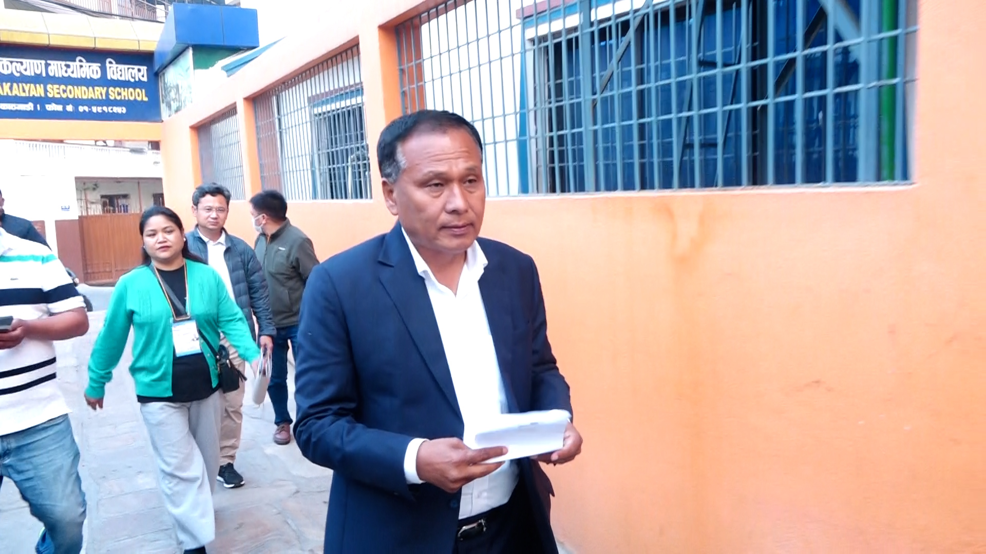 पूर्वमन्त्री कुलमान घिसिङले महाँकालबाट गरे मतदान