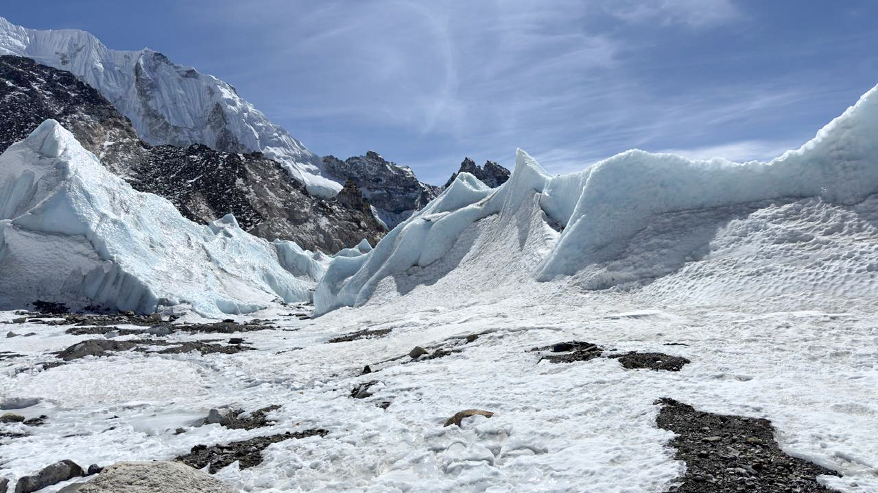 सगरमाथा क्षेत्रमा शव व्यवस्थापनमा खेलाची : कडा कानुन र नियमन जरूरी