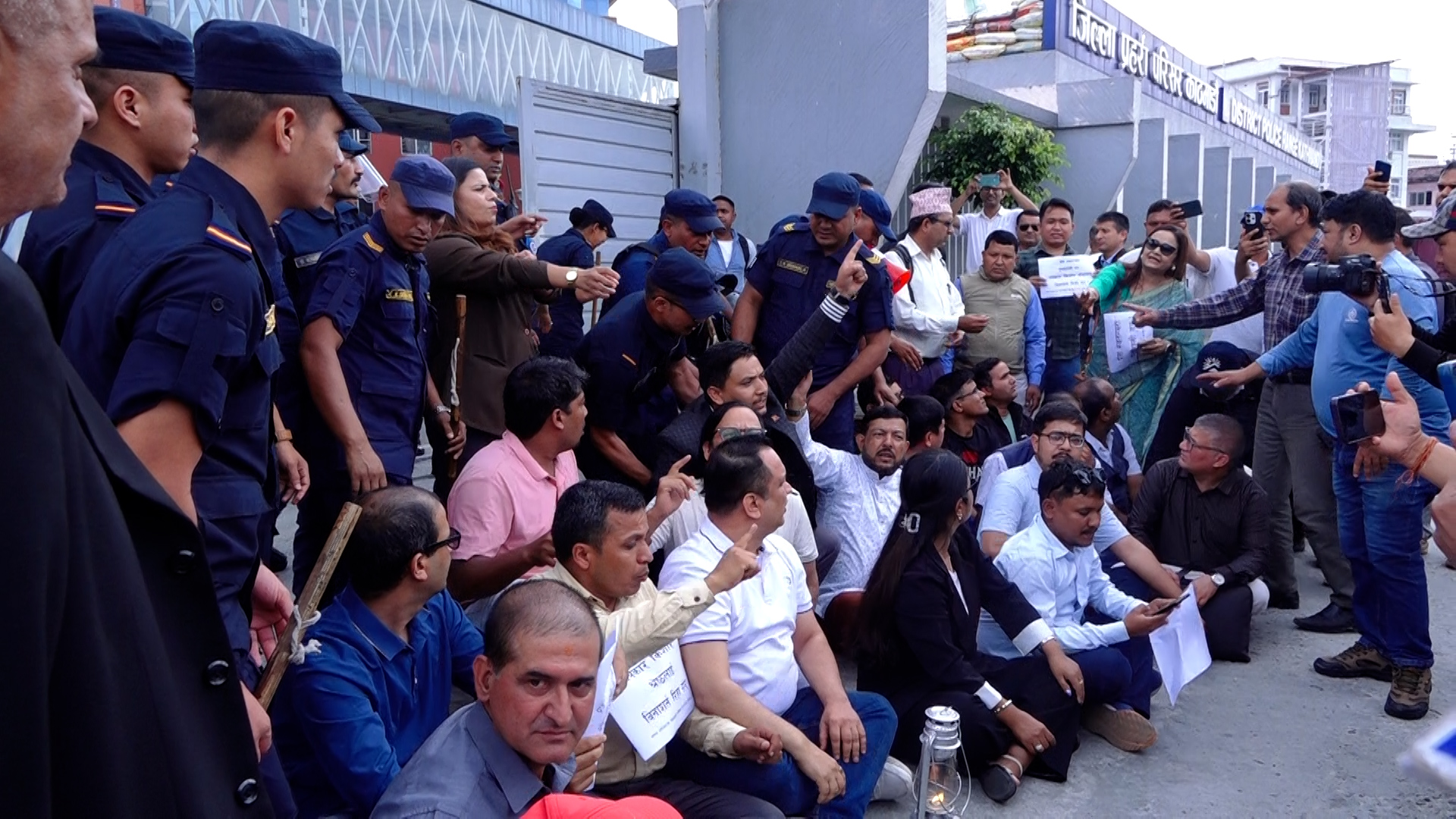 किशोर श्रेष्ठ पक्राउको विरोधमा पत्रकारहरू आन्दोलित तस्बिरहरू]